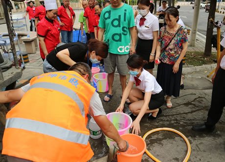 突發(fā)停水群眾急，達(dá)坤公司“解難題”