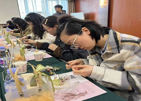 “香”遇美好時(shí)光—達(dá)坤公司開(kāi)展慶三八婦女節(jié)藝術(shù)香薰活動(dòng)